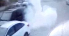 Maskeli Saldırgan, İş Yerine El Yapımı Patlayıcıyı Atıp Kaçtı! Patlama Anı Kamerada
