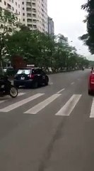 Trâu điên "xổng chuồng" chạy trên đường phố Hà Nội