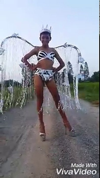 Màn catwalk độc nhất hành tinh khiến dàn mẫu Victoria Secret cũng phải chào thua