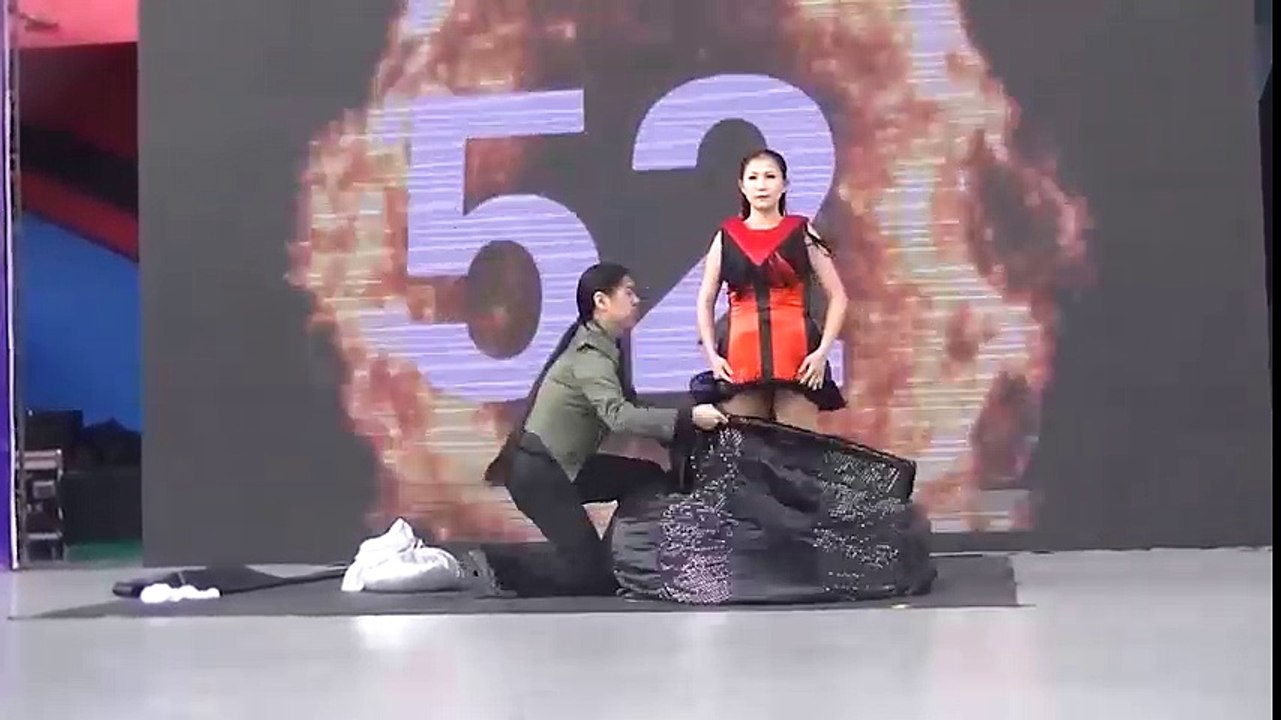 Ảo thuật kỷ lục Thay 18 bộ váy trong 1 phút chiếc cuối cùng thật tuyệt