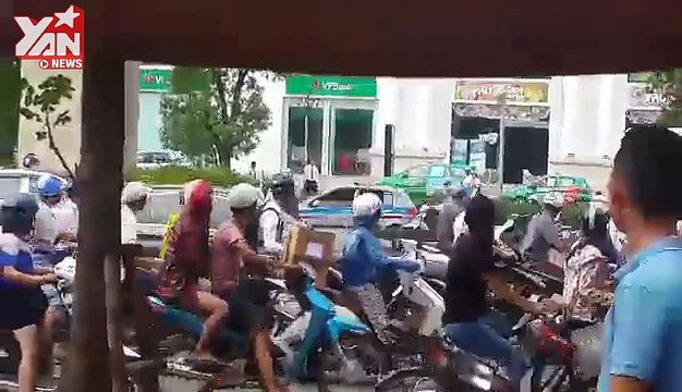 Hốt hoảng thanh niên cầm gậy đánh người già giữa phố