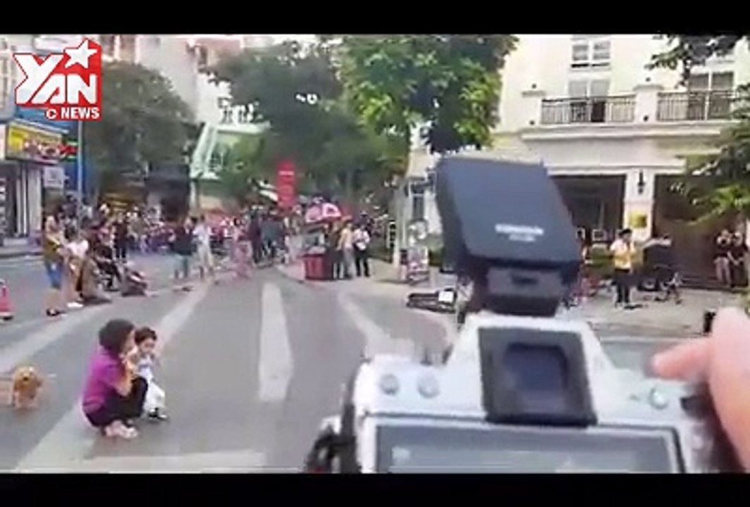 Chết cười cụ ông cụ bà quẩy giữa phố cổ