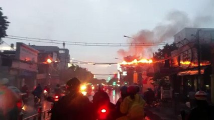 Dây điện cháy nổ như pháo hoa trên phố Sài Gòn