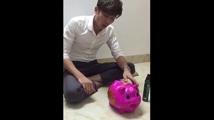 Thanh niên đập lợn tiết kiệm khi bị người yêu bỏ vì không có SH