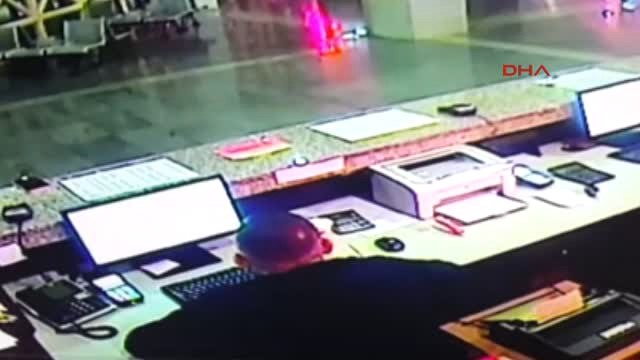 Antalya Turist Sevgililer, Otobüs Terminalinde Cep Telefonu Çaldı
