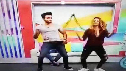 Une femme qui danse sur un plateau TV