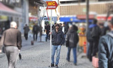 Erkek Hemşire, Sevdiği Kız İçin Her gün 'WC-Şadırvan' Tabelasını Tutuyor