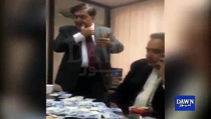 PIA ne Sales ke lakhon rupay afsaran par luta diya - Viral video dekhya