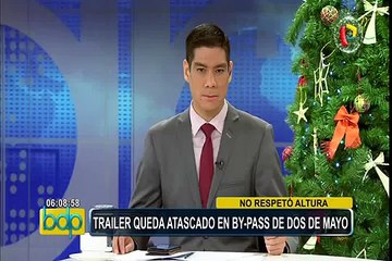 Tráiler quedó atascado debajo de puente al no respetar la altura permitida