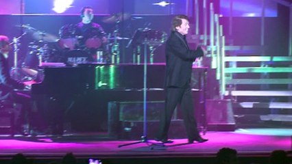 Primeras declaraciones de Raphael: "He tenido un catarrazo"