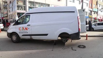 Kamyonetin Lastiğini Patlatarak Araçtaki 100 Bin Lirayı Çaldılar