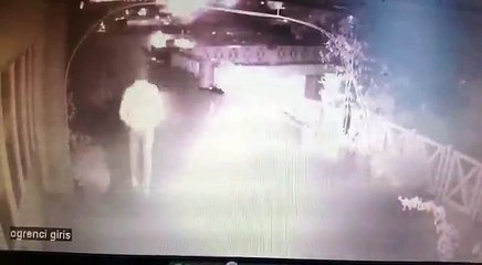 Kamerayı fark eden hırsız emekleyerek kaçtı