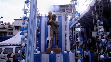 Après Ronaldo, Maradona inaugure une statue (ratée) à son effigie