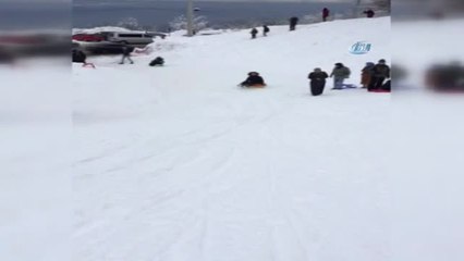 Şişme Yatakla Karda Kayan Tatilcinin Çarptığı Bayan Havada Taklalar Attı