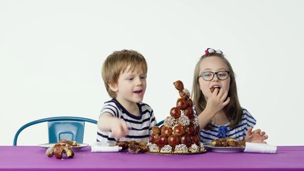 Des enfants goutent des patisseries d'époque