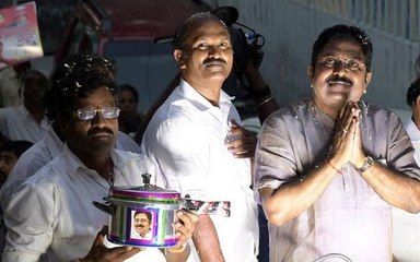 பூவால் வரவேற்ற தொண்டனிடம் தினகரன் கேட்ட கேள்விக்கு நச்சென்று வந்த பதில்