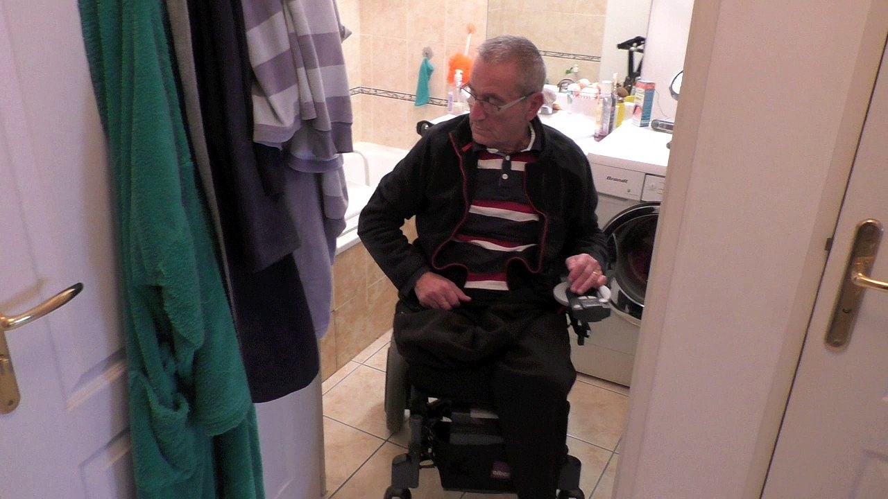 Se doucher et aller aux toilettes (double amputation)