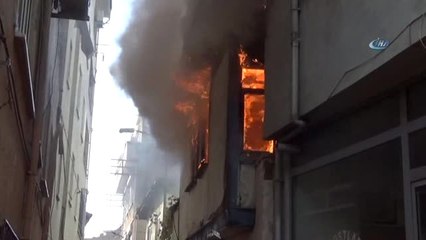 Kuş Beslenen Bina Alevlere Teslim Oldu