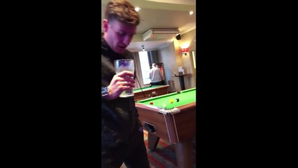 Il demande l'heure à son copain Woody qui est très maladroit