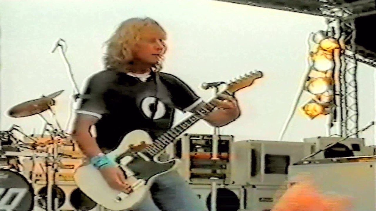 Status Quo Live - Caroline(Rossi,Young) - HMS Ark Royal,Portsmouth 30-7 2002