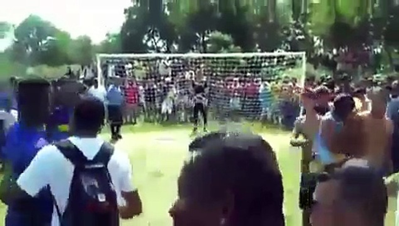 Des hommes armés mettent la pression à un gardien de but lors des tirs au but