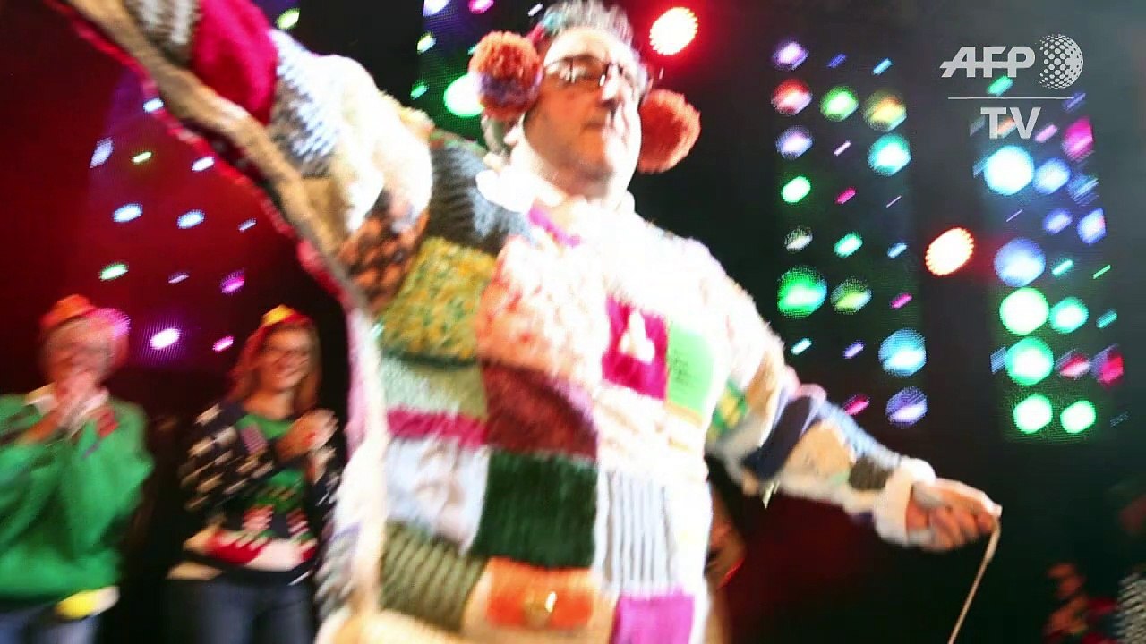 Attention les yeux, le pull moche de Noël débarque