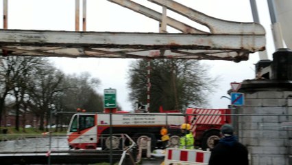Démontage de la passerelle du canal à Bracquegnies