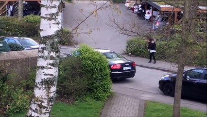 Une femme en panique tente d'échapper à un étrange individu