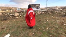 Ramallah'ta Büyük Bir Türk Bayrağı Taşıyan Filistinli İsrail Polisine Meydan Okudu