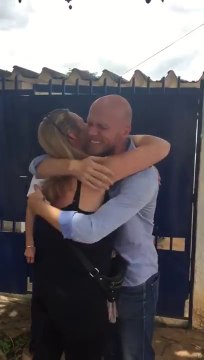 Ses parents traversent le monde pour ses 40 ans : surprise !