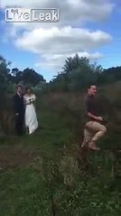 Pire photographe : il saute et court autour des mariés !!
