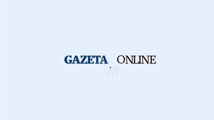 Motorista bate em carros estacionados