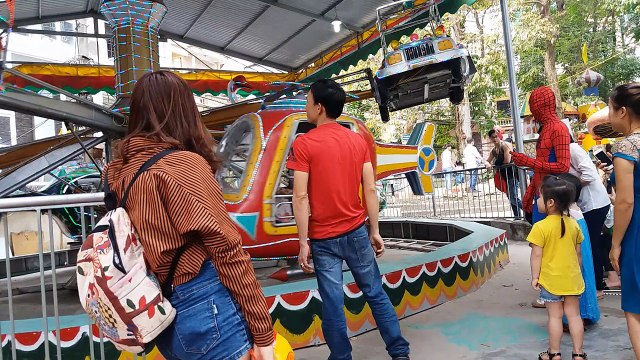Trò Chơi Đu Quay - Gia Linh và Người Nhện Đi Công Viên Chơi Đu Quay Xe Máy Tàu Lửa phần 2