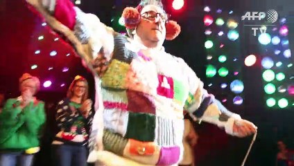 Attention les yeux, le pull moche de Noël débarque