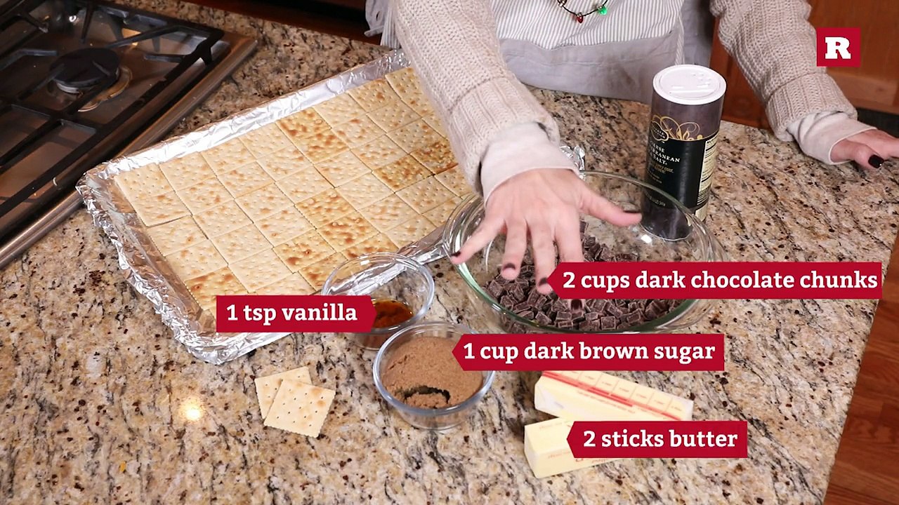 Elissa the Mom make Christmas Crack | Elissa the Mom