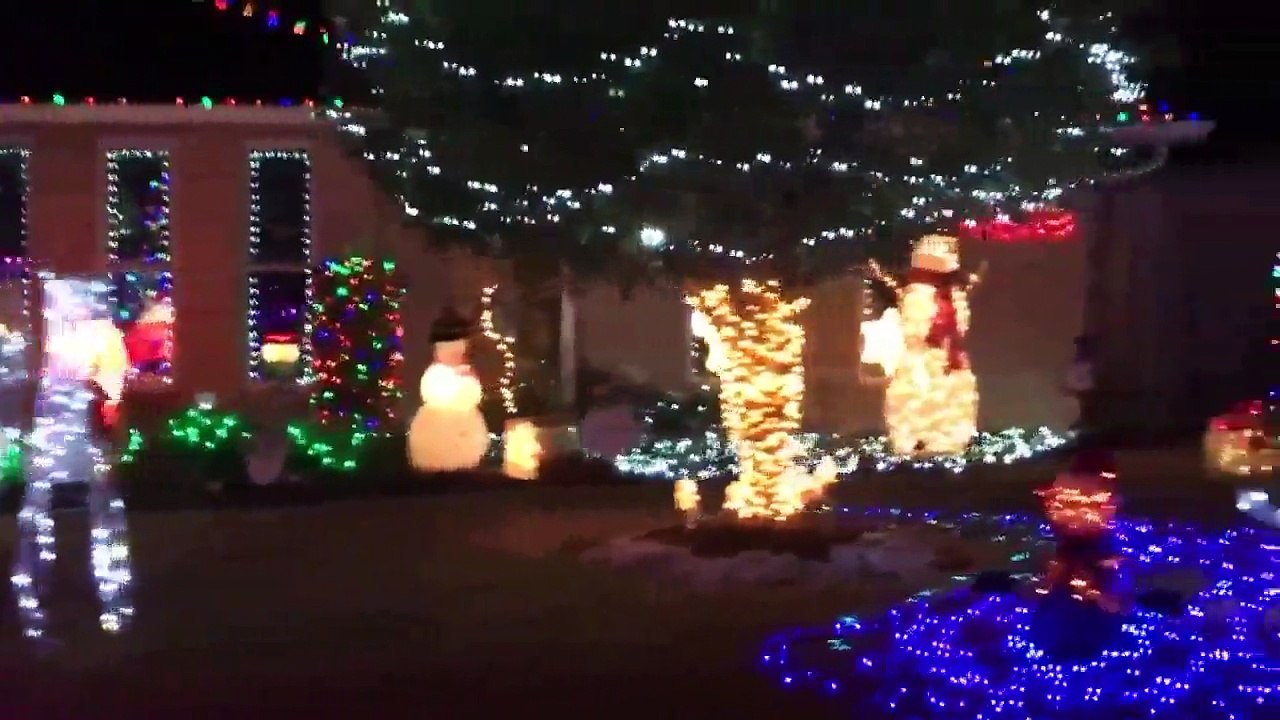 Felons Help Widow Put Up Christmas Lights After Husband`s Death