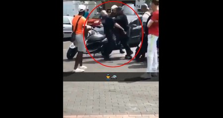 Un jeune de quartier pousse violemment un policier à plusieurs reprises.