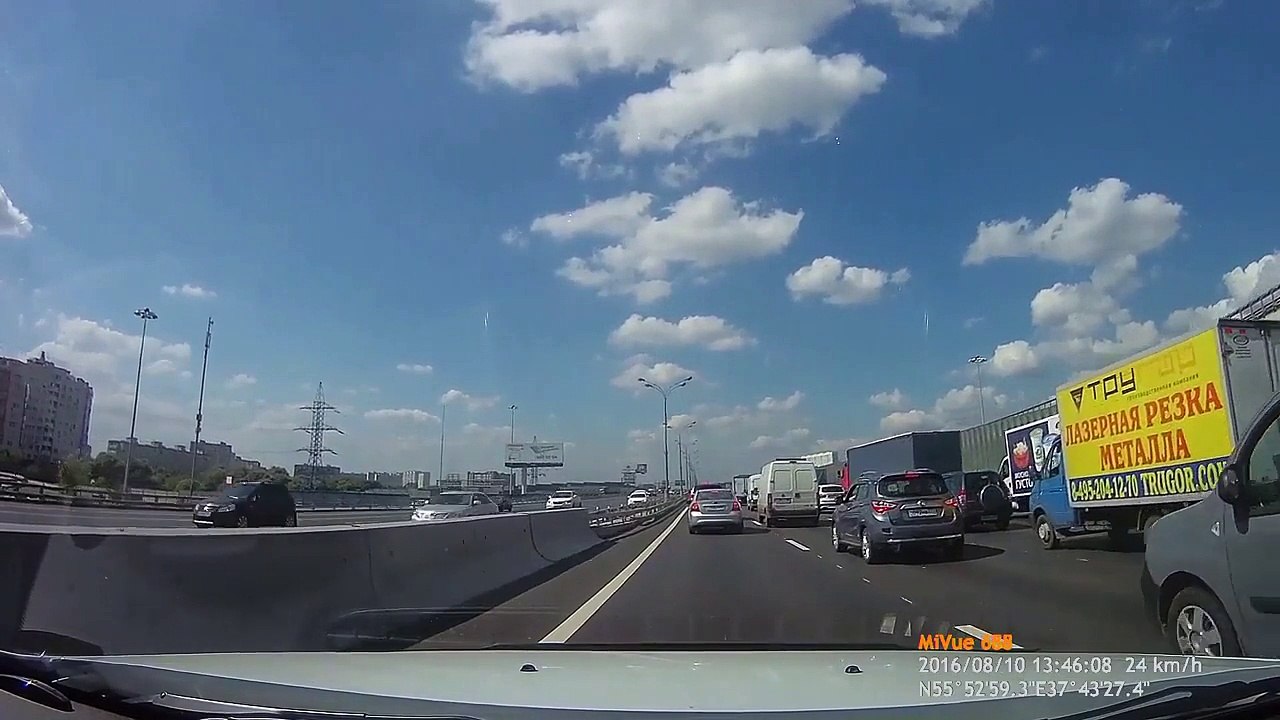 Ne jamais réparer sa voiture au bord de l'autoroute... Trop dangereux