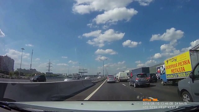 Ne jamais réparer sa voiture au bord de l'autoroute... Trop dangereux
