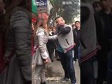 Elle frappe son mari en pleine rue parce qu'il l'a trompé!