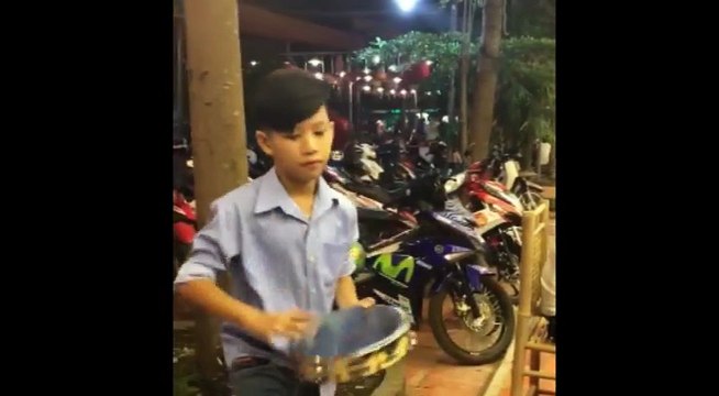 Cậu bé lắc trống quá điệu nghệ khiến Mr Đàm muốn xem tận mắt