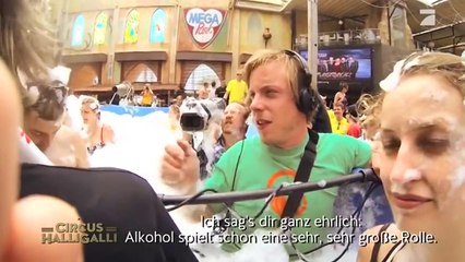 Unnötig kompliziertes Interview mit Mickie Krause auf Mallorca _ Circus HalliGalli _ ProSieben-9HW3_PbJBvk