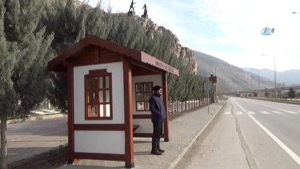 Amasya Evi Görünümündeki Otobüs Durağı Görenleri Şaşırtıyor