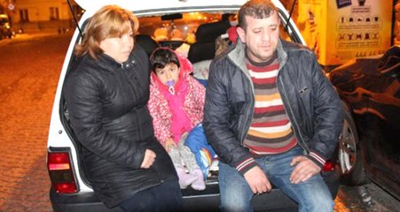 Evi Olmayan Aile Arabada Yaşıyor