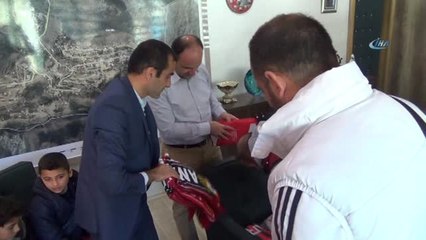 Trabzonlu Kaymakamdan Sınır Çocuklarına Spor Aşısı