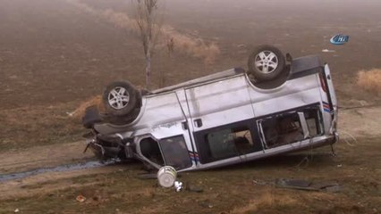 Elazığ'da Minibüs Şarampole Yuvarlandı: 3 Yaralı