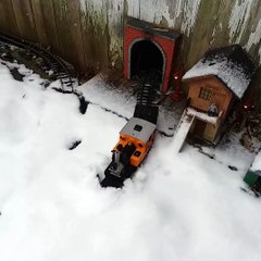 Ce train miniature avance dans la neige... Plus vrai que nature