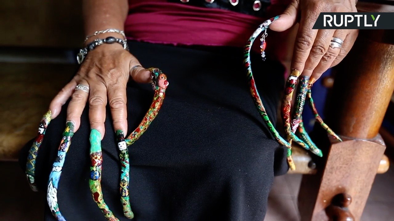 SETE anos sem cortar as unhas!