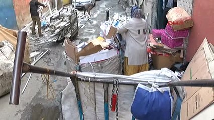 Kadınların Ekmek Parası Mücadelesinde Ağır Yüklerine Esnaf Bile Yardımcı Oluyor