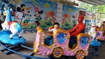 Trò chơi lái tàu - Gia linh và người nhện chơi trò chơi lái tàu ở khu vui chơi trẻ em